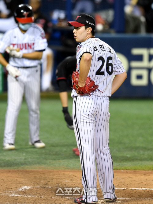 [포토] 이민호 '폭투로 실점하고 말았어'