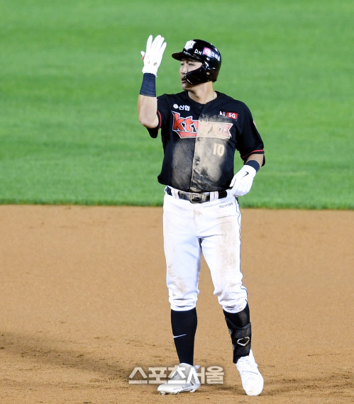 [포토] 황재균, 8회 다시 동점 만드는 2루타