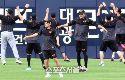 [포토]KIA전 준비하는 한화 이용규와 김태균
