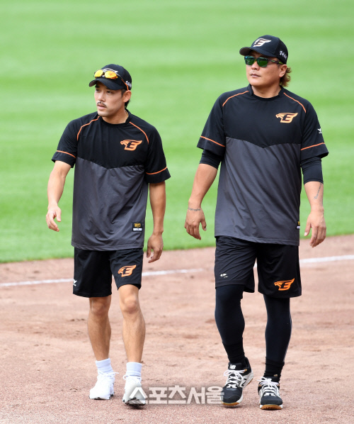 [포토]KIA전 앞둔 한화의 이용규와 김태균