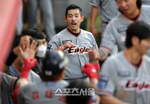 [포토]김태균의 희생 번트에 환호하는 이용규