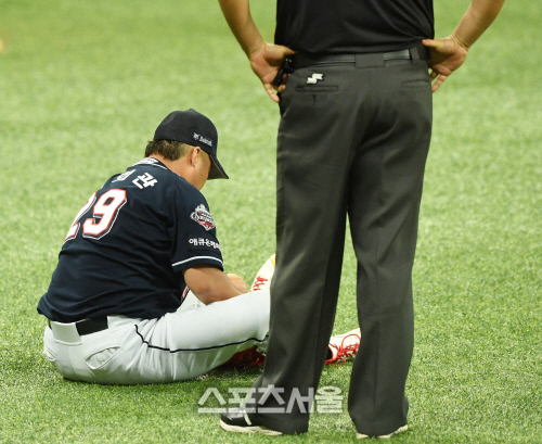 [포토] 두산 유희관, 실책으로 주저 앉은...5회...