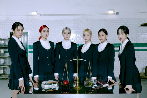 여자친구, 'Tilted' 버전 콘셉트 포토 공개…정제된 엄숙미 눈길