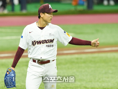 [포토] 키움 이승호, 야수 호수비에...엄지 척!