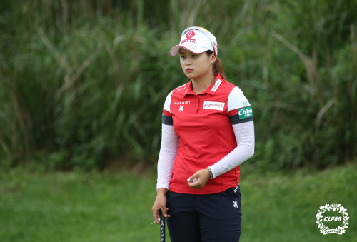 최혜진 11번홀 티샷전 콧 공략 고심하고 있다