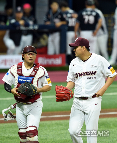 [포토] 키움 김태훈-이지영, 실점은 아쉽지만...