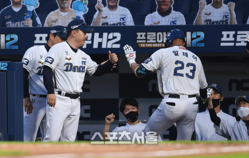 [포토]알테어의 홈런 축하하는 NC 이동욱 감독