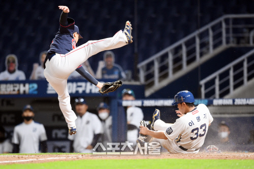 [포토]폭투했던 오현택, 실점을 막기 위해 최선을 다해 보지만...