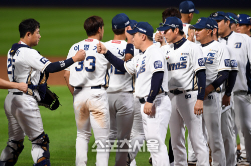 [포토]롯데에 위닝시리즈 NC 이동욱 감독, 결승타 양의지와!