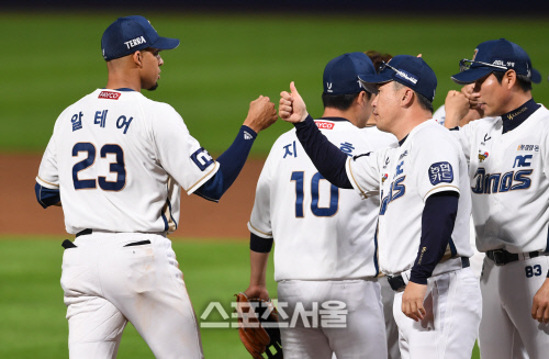 [포토]알테어와 승리의 기쁨을 나누는 이동욱 감독