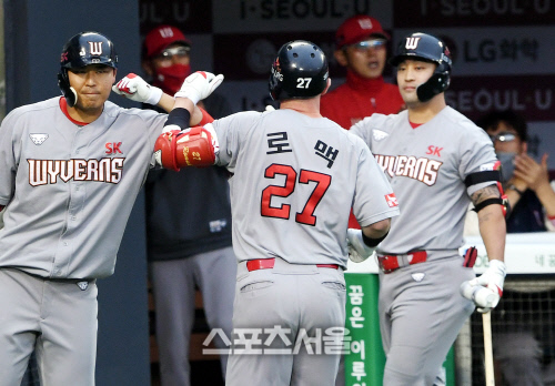 [포토] SK 로맥-한동민, 홈런 하이파이브~