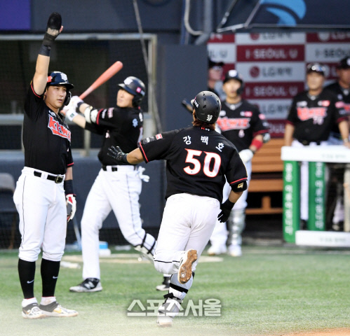 [포토] kt 황재균, 백호야 높이...뛰어봐~