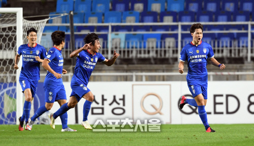 [포토]수원 삼성의 세 번째 골 넣은 김건희의 포효