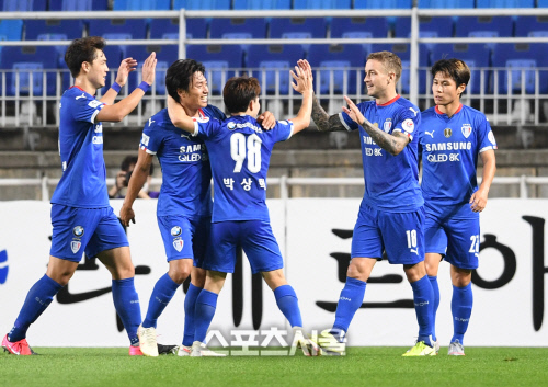 타가트 첫 멀티골, 김건희 마수걸이포…수원, 살아난 공격력에 위안