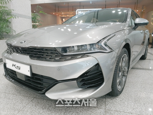 '형' 쏘나타 앞지르고 상반기 중형 세단 판매량 1위 기록한 '동생' K5