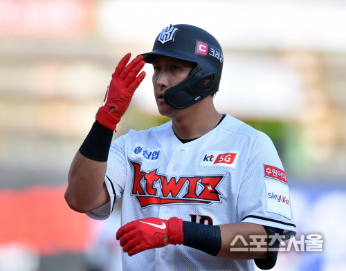 3회말 안타로 출루하는 황재균[포토]