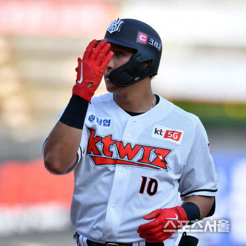 3회말 안타로 출루하는 황재균[포토]