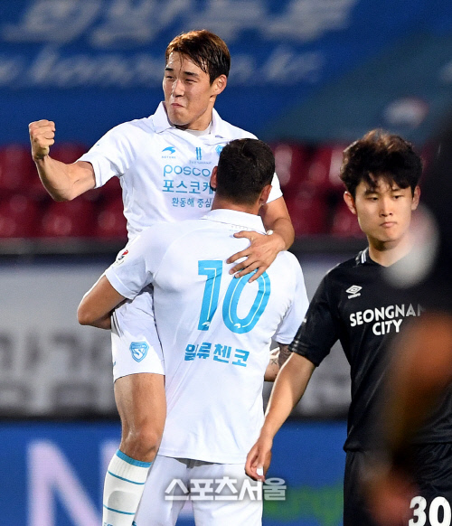 [포토] 포항 송민규, 3-0 만드는 멀티골 환호!
