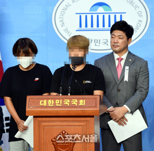 [포토] 고(故) 최숙현 선수 동료, '감독-팀 닥터-주장 추가 가혹행위 밝혀'