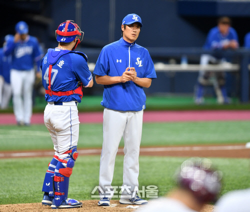 마운드 오른 정현욱 코치\'불펜이.....ㅠ\'[포토]