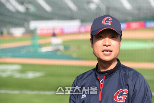 [포토]두산과의 홈 경기에서 개막 6연승 노리는 롯데 허문회 감독