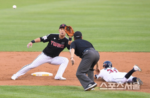 [포토] 두산 정수빈, 추격의 득점을 향한...과감한 도루!