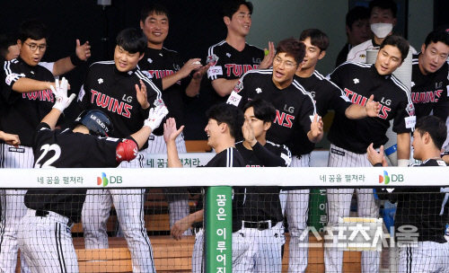 [포토] LG 김현수, 분위기 끌어올리는...투런 홈런!