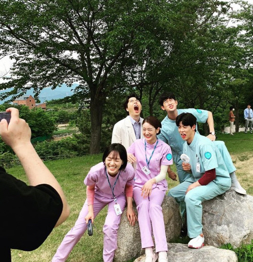 '얼또막' 김수현, 괜찮은병원 식구들과 함께 하는 안 괜찮은 '엽사'놀이[★SNS]