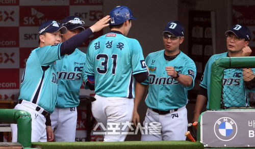 [포토]이동욱 감독의 축하를 받는 김성욱