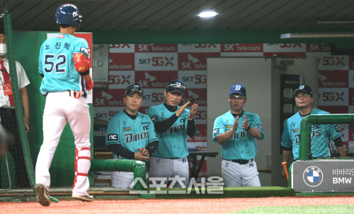 [포토]노진혁 감독의 만루 홈런에 박수 보내는 이동욱 감독