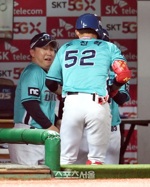[포토]NC 이동욱 감독, 만루 홈런 노지혁의 기습에 화들짝!