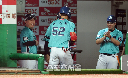 [포토]만루 홈런 노진혁의 기습에 놀란 이동욱 감독