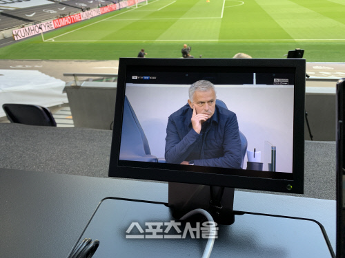 무리뉴 또 돌발행동…기자회견서 "안 들린다" 질문 안 받고 퇴장