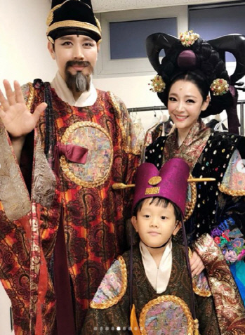 뮤지컬커플 김소현, ♥손준호 데뷔 10주년 축하 "함께 할 수 있음에 감사"