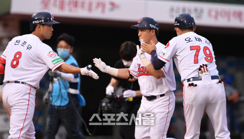 [포토] 롯데 손아섭-전준우, 2회 빅이닝 만든...랑데뷰 홈런!