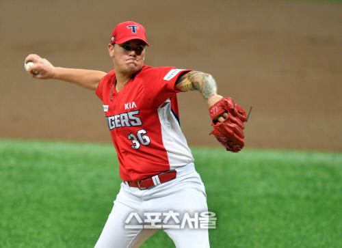 키움전 역투펼치는 브룩스[포토]