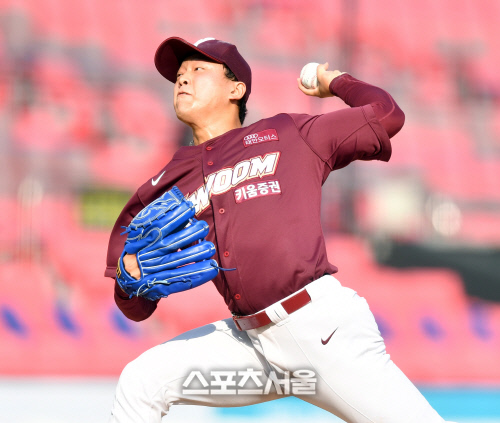 역투펼치는 키움 이승호, 1회말 삼자범퇴로 깔끔 출발 [포토]