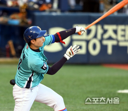 [포토] 김성욱, 3회 동점 만드는 적시2루타