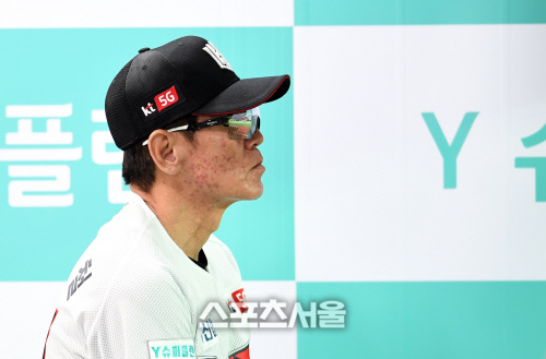 [포토]무너진 KT 선발투수, 답답한 이강철 감독