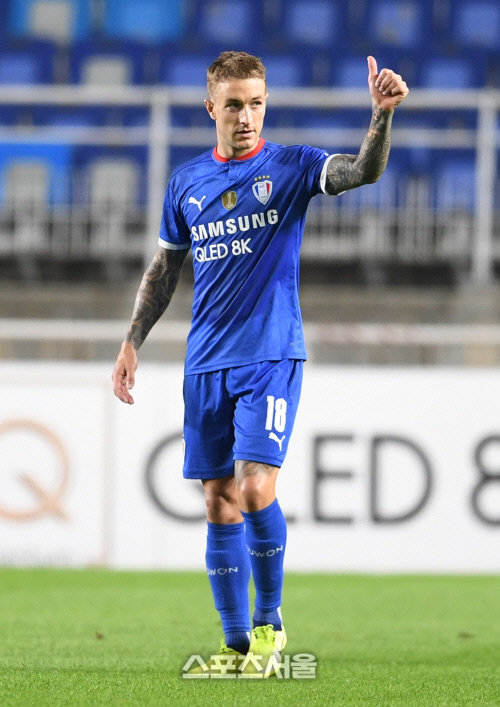 2경기 4골+4경기 연속 호흡…시너지 내는 타가트-김건희 투톱 조합