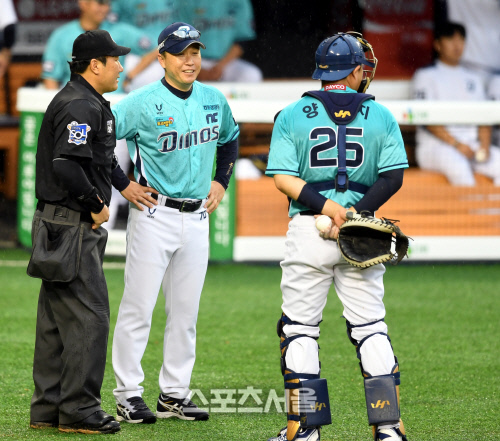 [포토] 이동욱 감독 '또 경기 중단이라고요?'