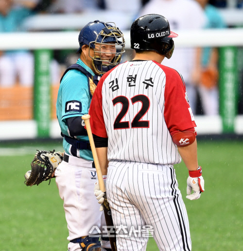 [포토] 이야기 나누는 양팀 주장들