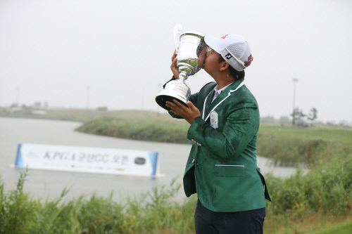 김주형 우승트로피 키스