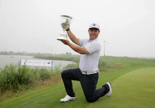 김주형 우승트로피