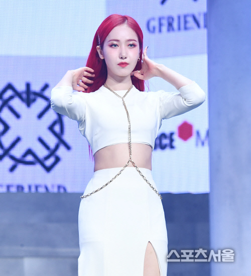 [포토] 여자친구 신비, 머리카락 정리부터~