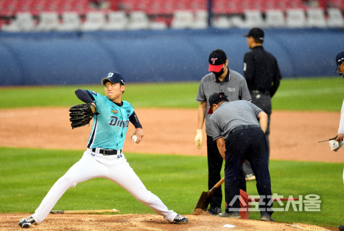 [포토] LG-NC 잠실경기... 경기 위해 마운드도 정비했지만 노게임