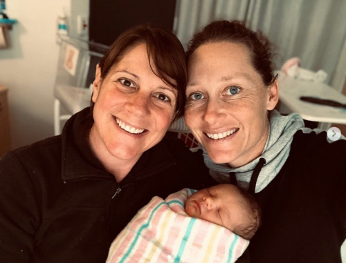 호주 테니스스타 스토서 "예쁜 딸 얻었다"  여자친구와 행복한 세 식구