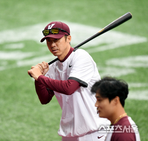 [포토] 손혁 감독 \'선수들과 수다수다\'