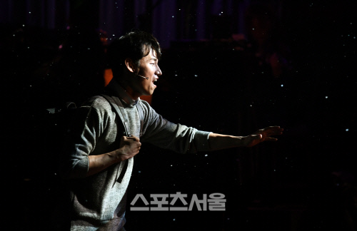 [포토]열연 펼치는 \'더 모먼트\'의 강정우