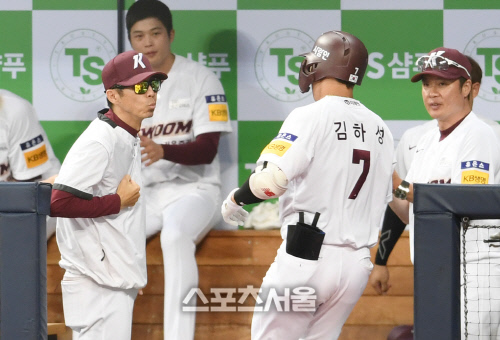 [포토]키움 손혁 감독, '내 가슴을 쳐 줘!'
